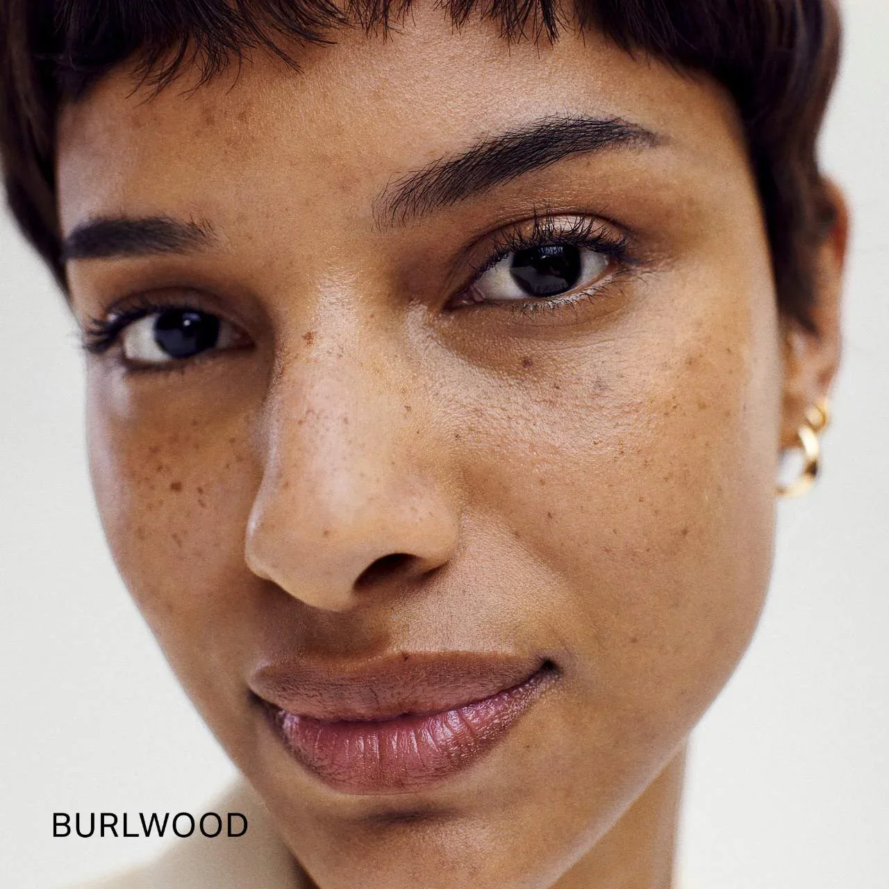 The Minimalist Perfecting Complexion Foundation and Concealer Stick — foto 8 de 40