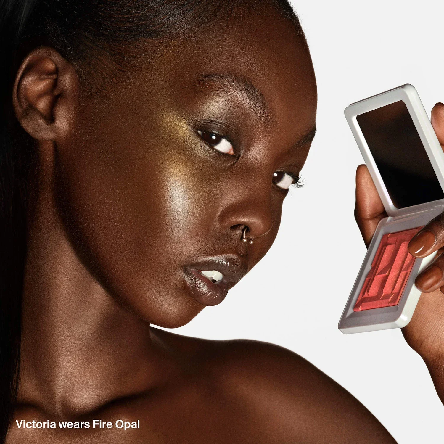 Bio-Radiant Gel-Powder Illuminating Highlighter with Fermented Arnica — foto 7 de 16