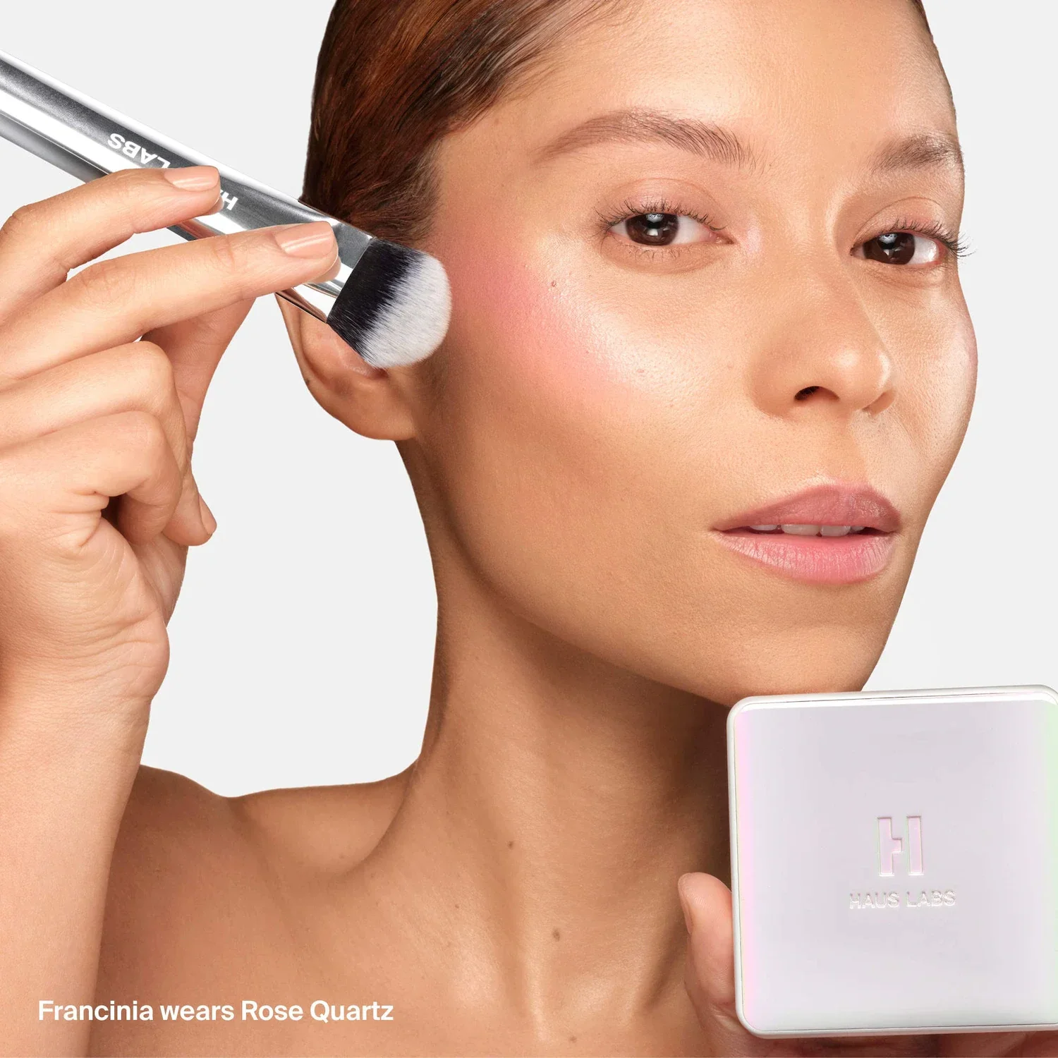Bio-Radiant Gel-Powder Illuminating Highlighter with Fermented Arnica — foto 10 de 16