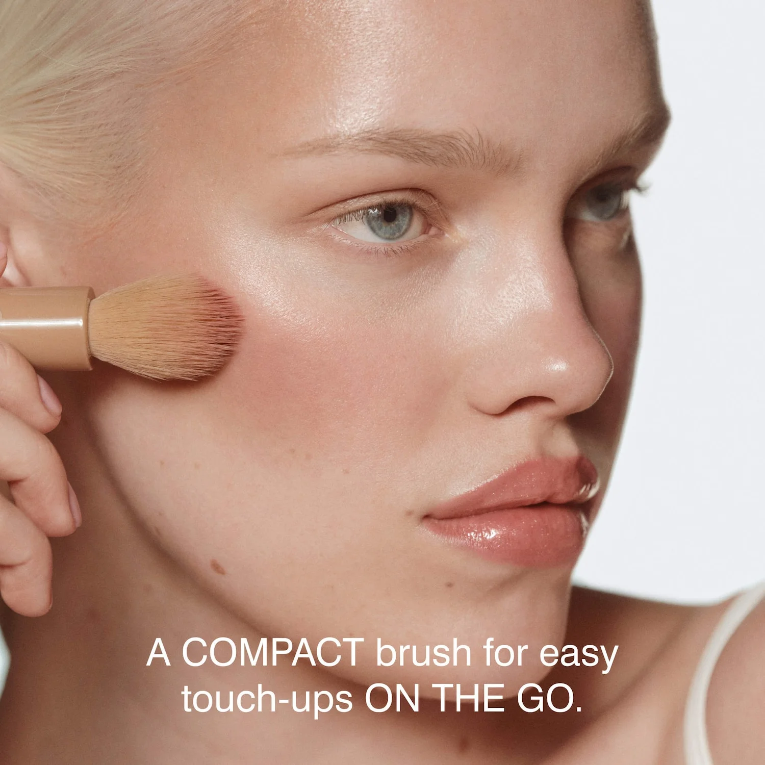 Pocket Brush Double-Ended Makeup Brush — foto 2 de 6
