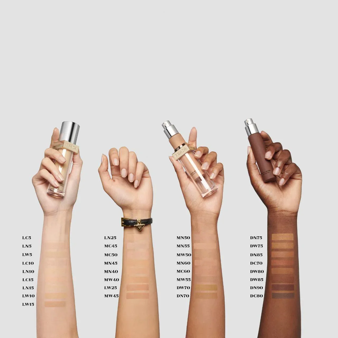 Reveal Skin-Optimizing Refillable Soft Matte Foundation — foto 4 de 49
